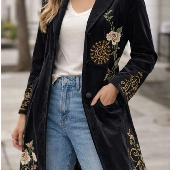 CAbi Black Velvet Embroidered Floral Coat Boho Statement Jacket Size 2 - Picture 4 of 16